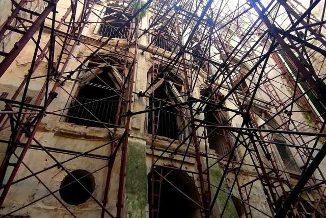 Bari, all'interno di Palazzo Casamassimi: l'antico edificio che giace disabitato in largo Albicocca
